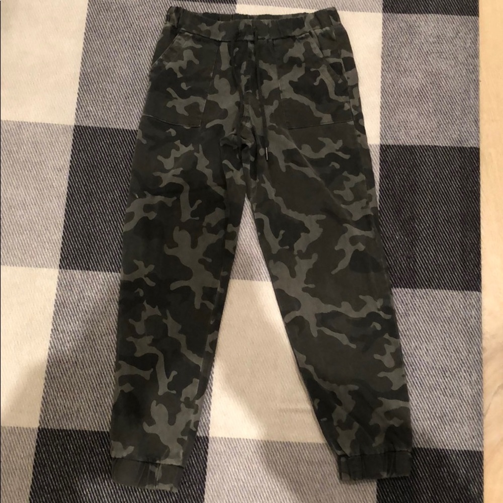 Bella Dahl Camo Joggers!